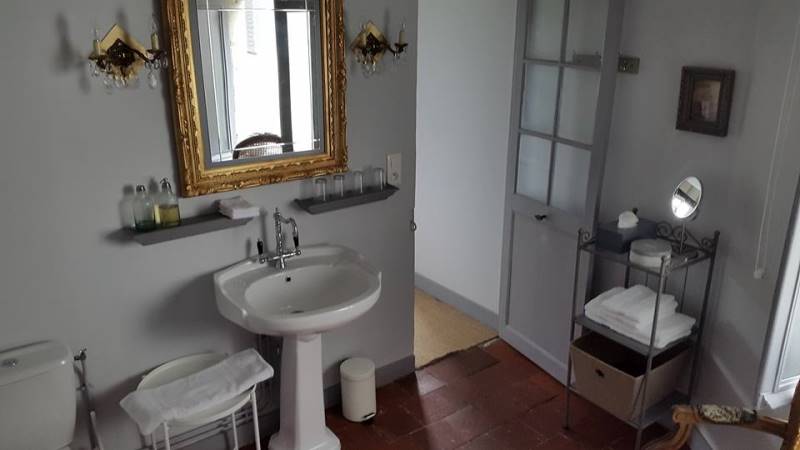 Bathroom - B&B Loch'house - Loches, France.