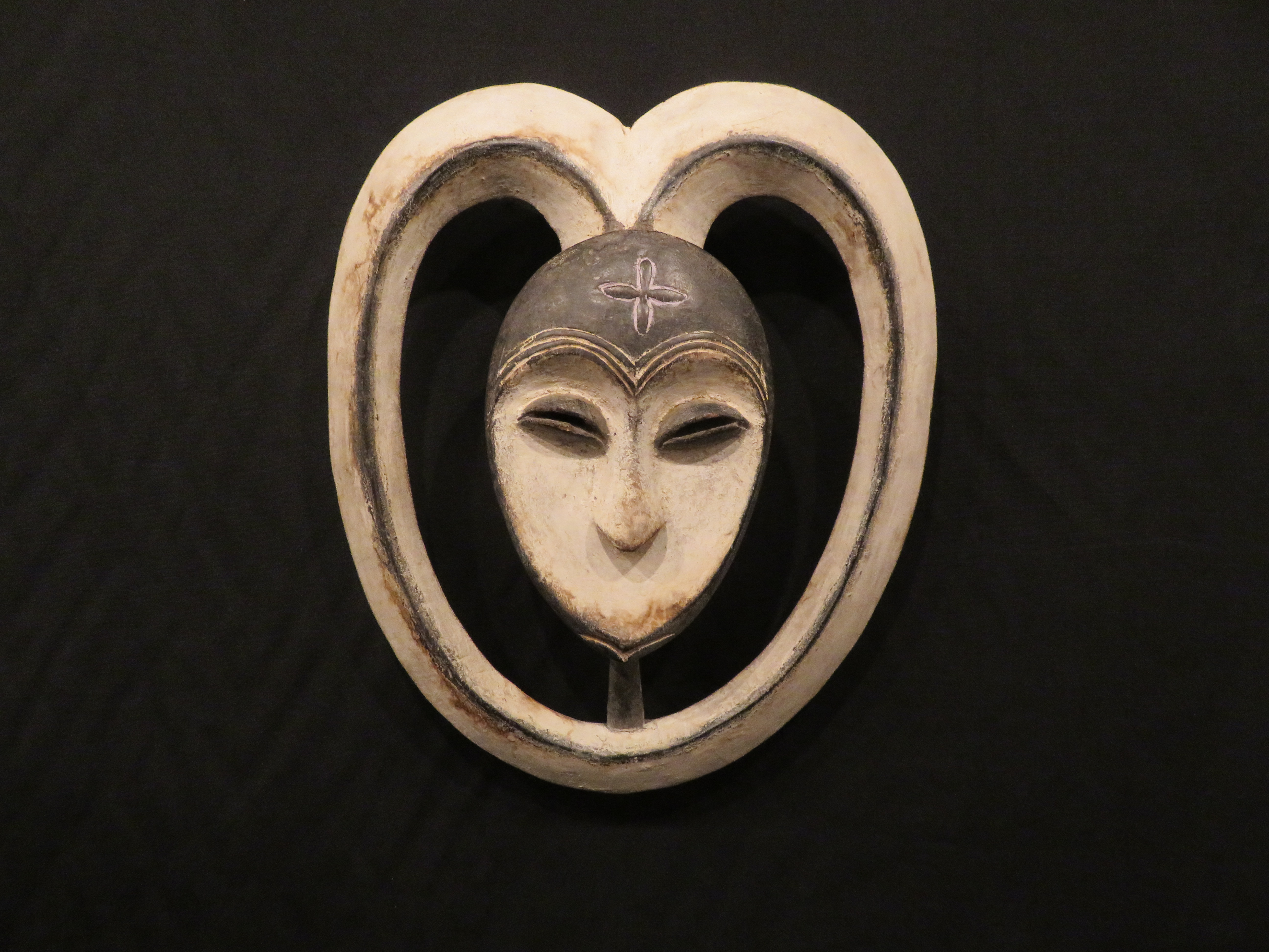 art-africain-photo - Collection particulière de Daniel et Michèle Alliot – Masque Kwélé (© D.R.) art-africain-photo - Collection particulière de Daniel et Michèle Alliot – Masque Kwélé (© D.R.)