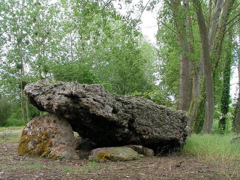 dolmen-yzeuressurcreuse-valdeloire-1