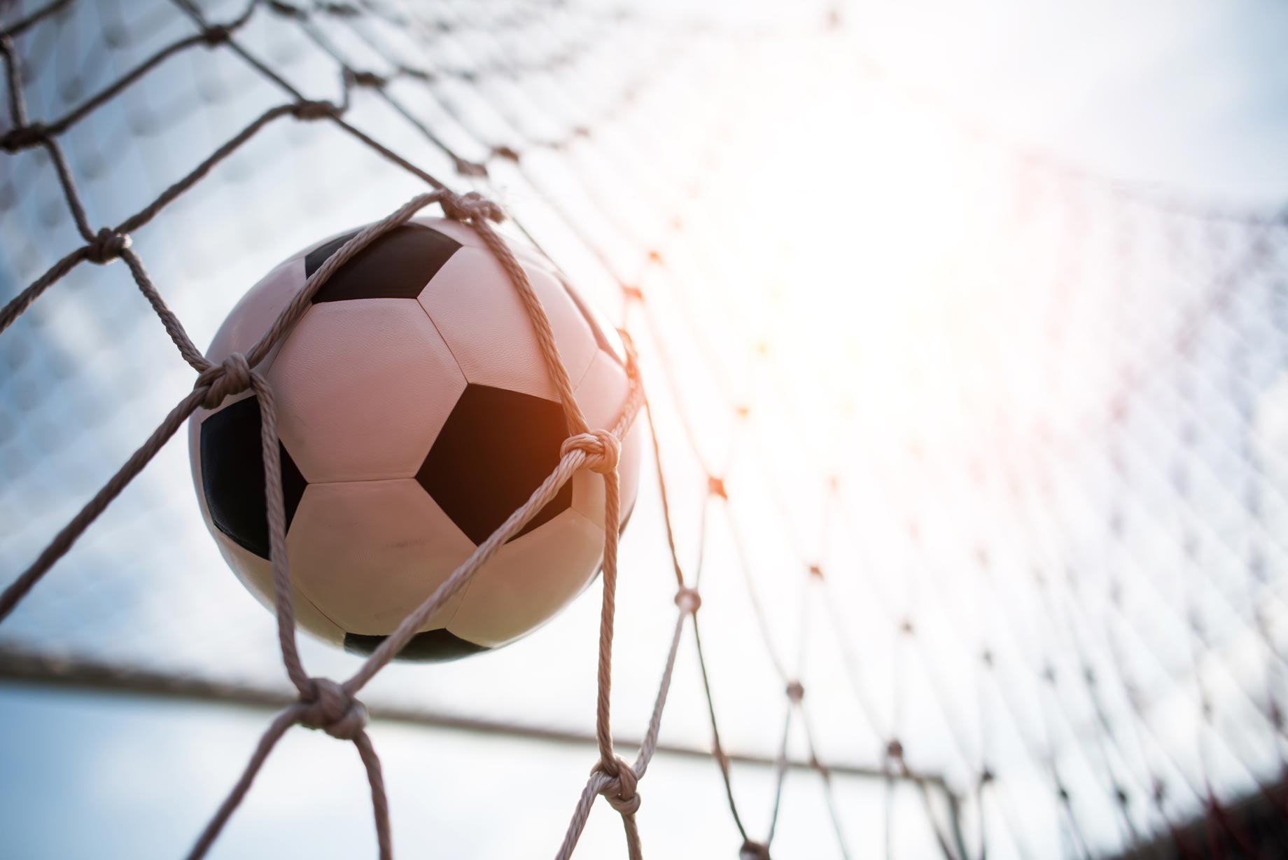 soccer-into-goal-success-concept - ©  jcomp / Freepik